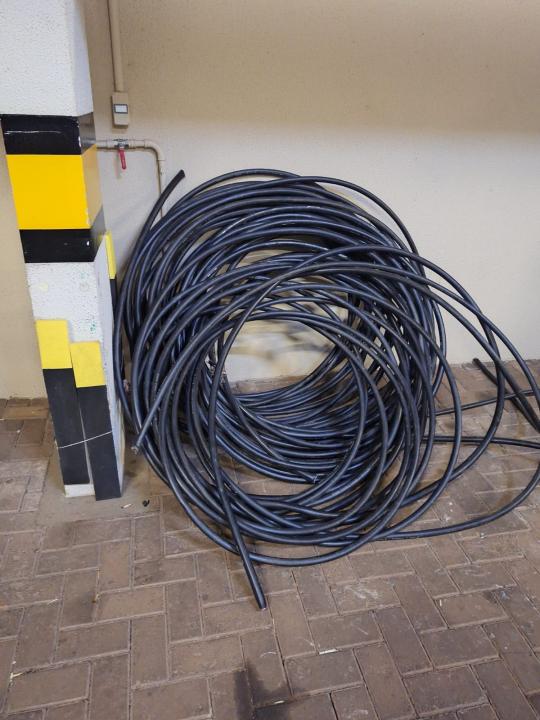 Foto 2 de 2 — PM prende suspeito com 200 metros de cabos subterrâneos furtados de boeiro em Araraquara